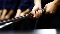 Mula-mula pengunjung diajarkan bagaimana memegang pedang dengan benar.