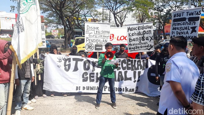 Demo di depan kantor Disdik Sulsel terkait dugaan guru lecehkan siswi.