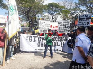 Demo di Disdik Sulsel, Massa Desak Guru SMK Paksa Siswi VCS Disanksi Berat