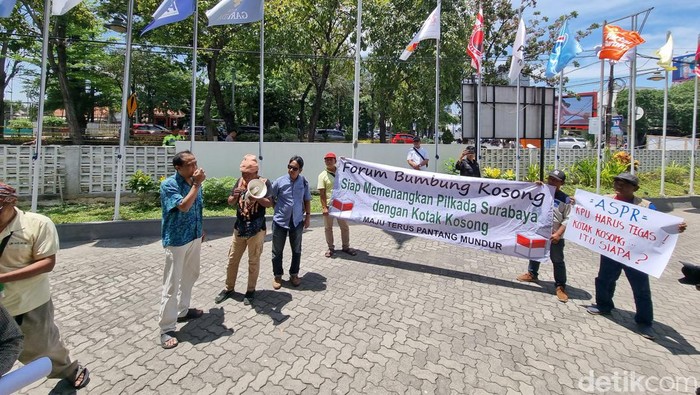 Demo soal kotak kosong di KPU Surabaya beberapa waktu lalu.