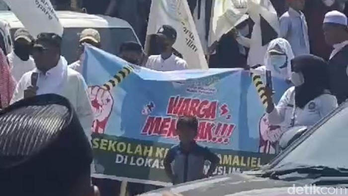 Demo tolak pembangunan Sekolah Kristen Gamaliel Parepare.
