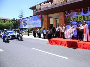 Tim NCS Polri Bagikan 5.000 Paket Sembako Sambil Gelorakan Pilkada Damai