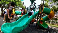 Fasilitas bermain perosotan penuh vandalisme.   
