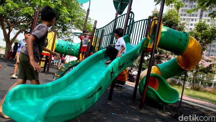 Duh! Taman Dekat Waduk Mookervart Jakbar Penuh Coretan Taman dekat Waduk Mookervart, Jakarta Barat, tampak tidak terawat. Fasilitas bermain anak dipenuhi vandalisme.