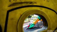 Taman ini merupakan salah satu tempat favorit anak-anak untuk bermain.   
