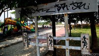 Di samping itu, tempat sampah dekat taman juga sudah hilang.   