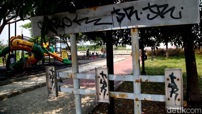 Duh! Taman Dekat Waduk Mookervart Jakbar Penuh Coretan Taman dekat Waduk Mookervart, Jakarta Barat, tampak tidak terawat. Fasilitas bermain anak dipenuhi vandalisme.