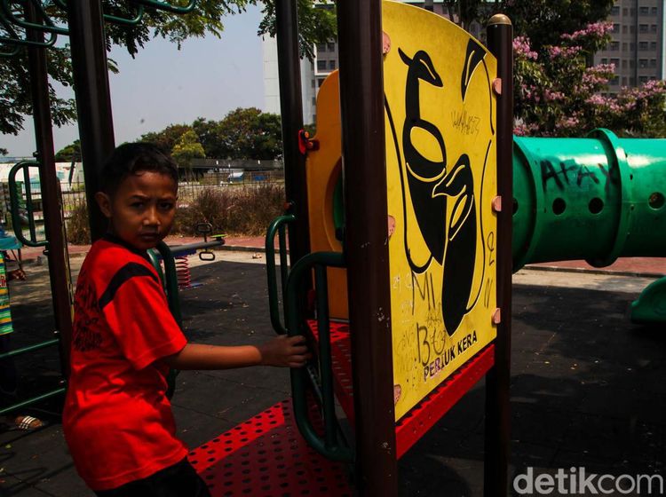 Duh! Taman Dekat Waduk Mookervart Jakbar Penuh Coretan