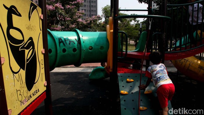 Taman dekat Waduk Mookervart, Jakarta Barat, tampak tidak terawat. Fasilitas bermain anak dipenuhi vandalisme.