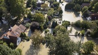 Pemandangan udara kawasan pemukiman yang terendam banjir di Szentendre, Hungaria, Kamis (19/9/2024).