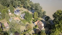 Wilayah yang dikenal sebagai Lengkungan Sungai Danube, rumah-rumah dan restoran di dekat tepi sungai juga terendam banjir.