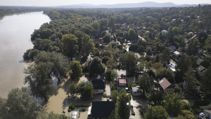 Banjir menerjang wilayah Hungaria. Banjir tersebut mengakibatkan rumah dan restoran terendam, serta jalanan dan stasiun kereta api.