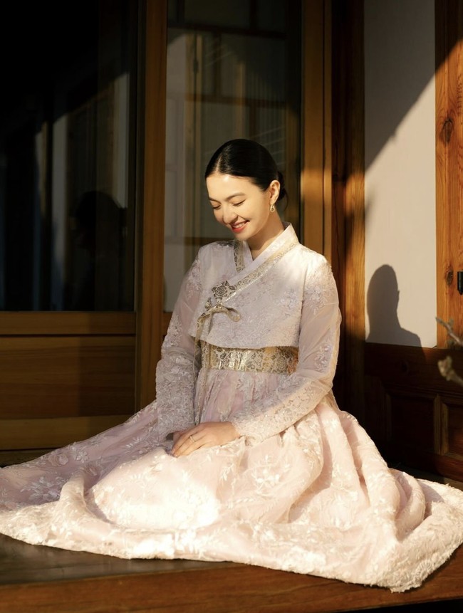Hanbok yang membalut tubuh bintang film 5 cm itu berwarna pink sehingga sukses memancarkan aura feminin yang elegan. Ditambah, material lace yang membungkus sekujur gaun. (Foto: Instagram/@ralineshah)