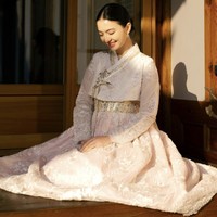 Hanbok yang membalut tubuh bintang film 5 cm itu berwarna pink sehingga sukses memancarkan aura feminin yang elegan. Ditambah, material lace yang membungkus sekujur gaun. (Foto: Instagram/@ralineshah)