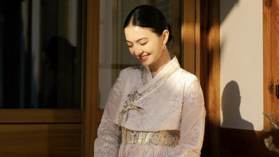 8 Potret Gaya Raline Shah di Seoul, Anggun Pakai Hanbok di Rumah Tradisional