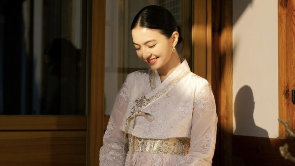 8 Potret Gaya Raline Shah di Seoul, Anggun Pakai Hanbok di Rumah Tradisional
