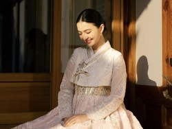 8 Potret Gaya Raline Shah di Seoul, Anggun Pakai Hanbok di Rumah Tradisional