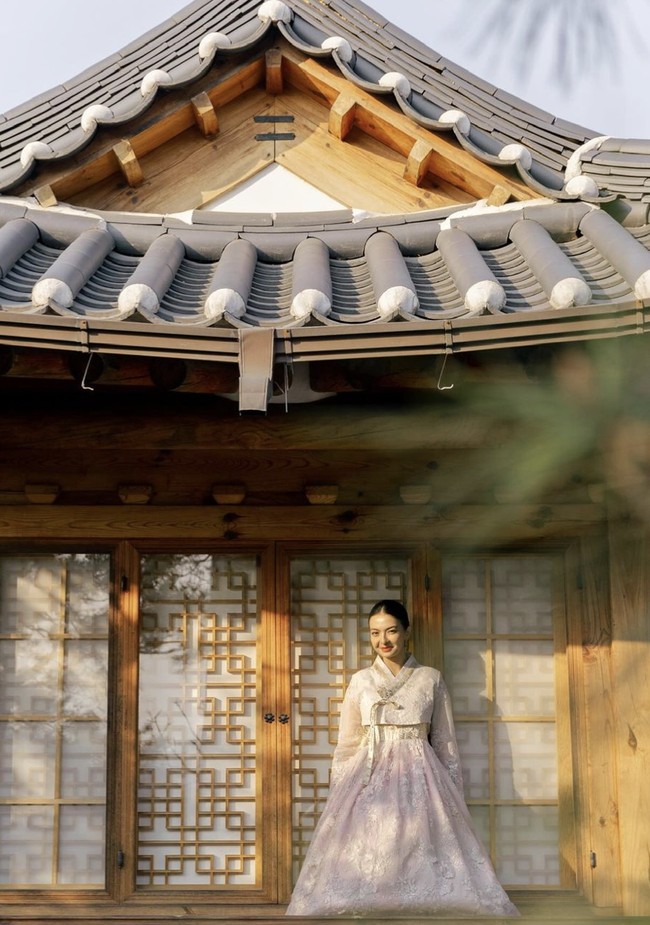 Sementara itu, aksen lining berwarna keemasan menyumbangkan kesan mewah. Raline memakai busana tersebut untuk sebuah pemotretan di rumah tradisional Korea yang bernama hanok. (Foto: Instagram/@ralineshah)