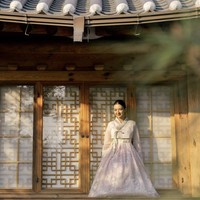 Sementara itu, aksen lining berwarna keemasan menyumbangkan kesan mewah. Raline memakai busana tersebut untuk sebuah pemotretan di rumah tradisional Korea yang bernama hanok. (Foto: Instagram/@ralineshah)