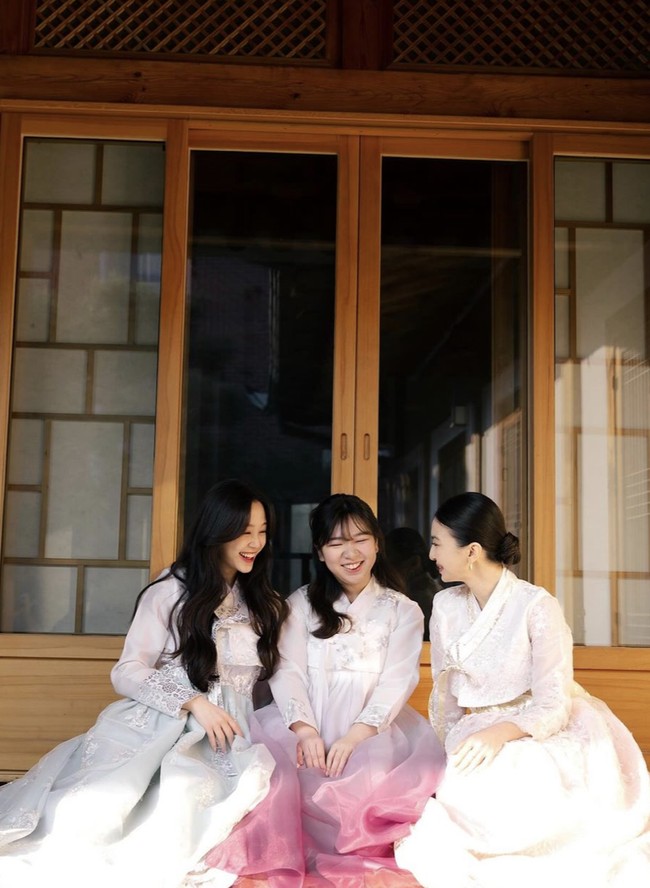 Time slip in this attire and gorgeous Hanok house! tulis Raline sebagai keterangan unggahan yang menampilkan foto-foto tersebut. Ia juga memberi ucapan selamat kepada teman-temannya yang berkebangsaan Korea yang merayakan Hari Chuseok. (Foto: Instagram/@ralineshah)