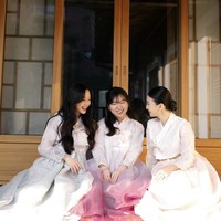 Time slip in this attire and gorgeous Hanok house! tulis Raline sebagai keterangan unggahan yang menampilkan foto-foto tersebut. Ia juga memberi ucapan selamat kepada teman-temannya yang berkebangsaan Korea yang merayakan Hari Chuseok. (Foto: Instagram/@ralineshah)