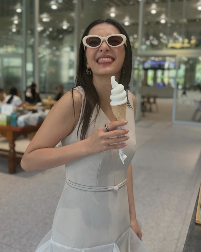 Raline juga mengunggah beberapa foto lain yang memperlihatkan keseruannya selama berada di Seoul. Gaya maksimal tetap menemaninya. (Foto: Instagram/@ralineshah)