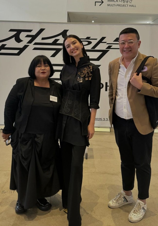 Power suit hitam menjadi andalan untuk sebuah kesempatan di Seoul. Mini hand bag silver yang cute dan futuristis ikut melengkapi gayanya. (Foto: Instagram/@ralineshah)