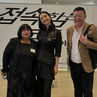 Power suit hitam menjadi andalan untuk sebuah kesempatan di Seoul. Mini hand bag silver yang cute dan futuristis ikut melengkapi gayanya. (Foto: Instagram/@ralineshah)