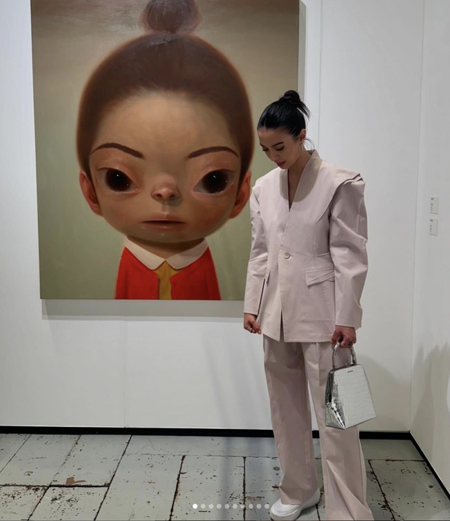 Kunjungan ke galeri seni menjadi salah satu agenda wajib Raline di Seoul. Gayanya pun disesuaikan dengan setelan beratasan oversized blazer yang preppy tapi juga playful berkat tasnya yang unik. (Foto: Instagram/@ralineshah)