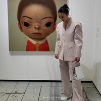 Kunjungan ke galeri seni menjadi salah satu agenda wajib Raline di Seoul. Gayanya pun disesuaikan dengan setelan beratasan oversized blazer yang preppy tapi juga playful berkat tasnya yang unik. (Foto: Instagram/@ralineshah)