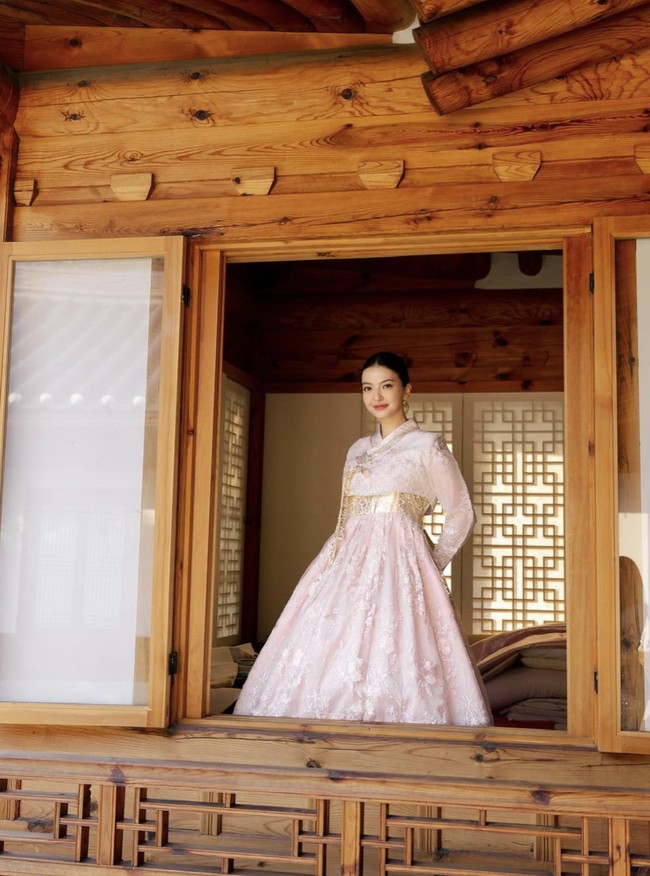 Raline Shah menikmati waktunya di Seoul sambil merasakan rasanya berbusana tradisional Negeri Ginseng. Ia dibalut hanbok, pakaian nasional para wanita di sana. (Foto: Instagram/@ralineshah)