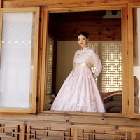 Raline Shah menikmati waktunya di Seoul sambil merasakan rasanya berbusana tradisional Negeri Ginseng. Ia dibalut hanbok, pakaian nasional para wanita di sana. (Foto: Instagram/@ralineshah)