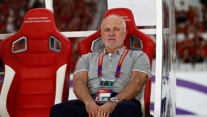 JAKARTA, INDONESIA - SEPTEMBER 10: Head Coach Graham James Arnold of Australia looks on during the FIFA World Cup Asian 3rd Qualifier Group C match between Indonesia and Australia at Gelora Bung Karno Stadium on September 10, 2024 in Jakarta, Indonesia. (Photo by Robertus Pudyanto/Getty Images)