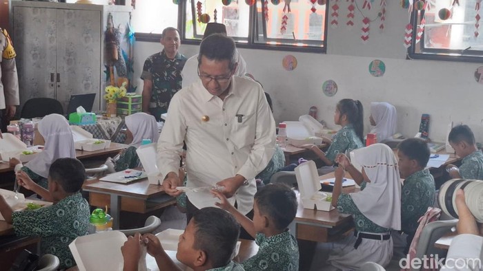 Heru Budi Hartono menyambangi SDN 05 Wijaya Kusuma dan SDN 07 Wijaya Kusuma, Jakarta Barat. (Brigitta/detikcom)