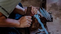 Beginilah proses pemahatan keris asal Sumenep. Foto: Abdul Lathif/instagram
