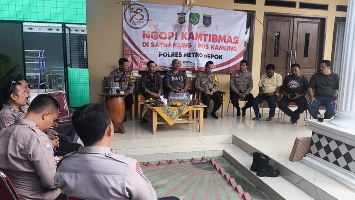 Jajaran Polsek Bojongsari saat menggelar pertemuan dengan warga (dok.istimewa)