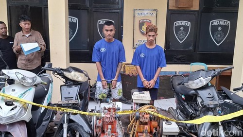 Jems Muskanan Fola dan Rifaldy Gasperz dihadirkan saat konferensi pers di Mapolresta Kupang Kota, Jumat (20/9/2024). (Yufengki Bria/detikBali)