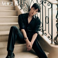 Nama Jin BTS sontak menjadi trending topic Twitter di mancanegara setelah hasil pemotretannya dirilis. Foto: dok. Vogue Korea