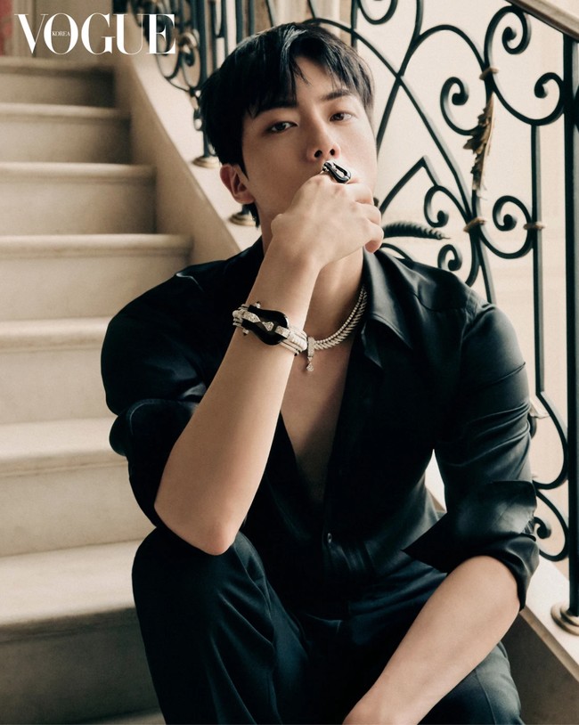 Jin BTS akan tampil dalam special photo book Vogue Korea edisi Oktober 2024. Wajah tampannya menghiasi 68 dari 100 halaman, dengan tiga pilihan cover. Foto: dok. Vogue Korea