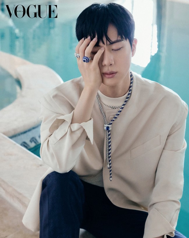 Sebelumnya pada Senin (8/7/2024), Jin BTS resmi diumumkan sebagai global ambassador pertama merek perhiasan FRED setelah 88 tahun didirikan di Paris. Foto: dok. Vogue Korea