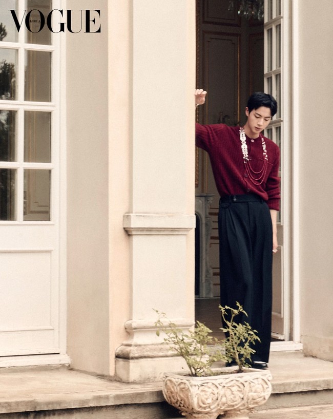 Penampilan Jin BTS dilengkapi dengan koleksi cincin dan gelang mewah berpotongan berlian keluaran FRED. Foto: dok. Vogue Korea