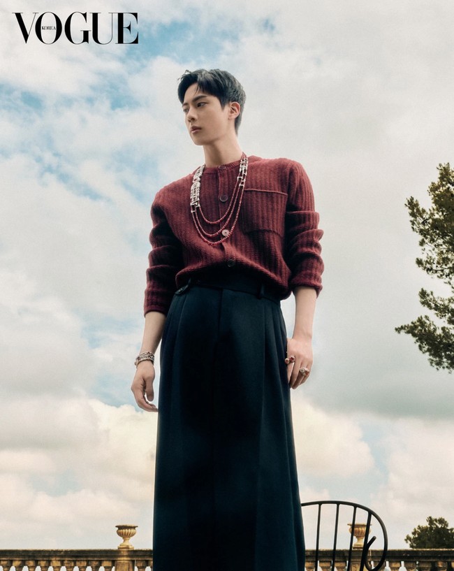 Sejumlah penggemar menyadari Jin BTS memakai koleksi cardigan merah Givenchy dan rok panjang hitam Dolce&Gabbana. Foto: dok. Vogue Korea