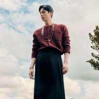 Sejumlah penggemar menyadari Jin BTS memakai koleksi cardigan merah Givenchy dan rok panjang hitam Dolce&Gabbana. Foto: dok. Vogue Korea