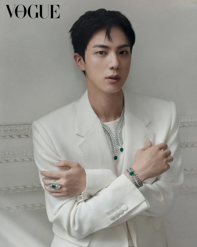 Jin BTS mendobrak batasan berpakaian pria dan wanita dalam pemotretan terbarunya untuk merek perhiasan FRED. Foto: dok. Vogue Korea