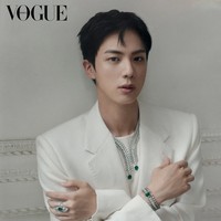 Jin BTS mendobrak batasan berpakaian pria dan wanita dalam pemotretan terbarunya untuk merek perhiasan FRED. Foto: dok. Vogue Korea