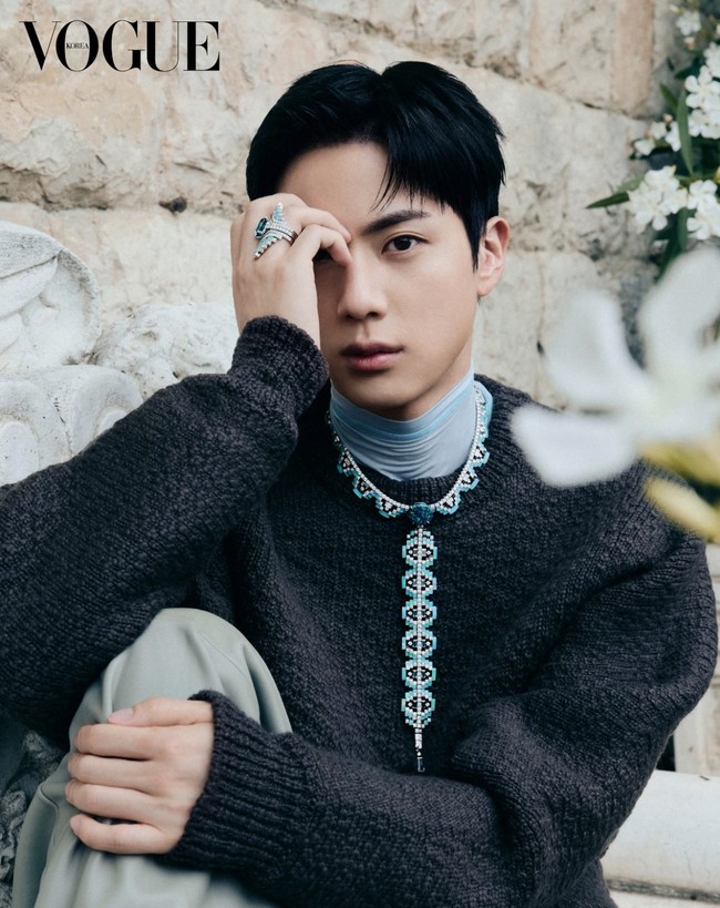 Saking tampannya, Jin BTS mendapat julukan sebagai “Worldwide Handsome” dari penggemar. Foto: dok. Vogue Korea