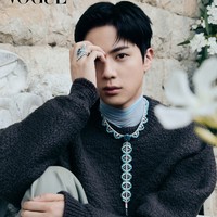 Saking tampannya, Jin BTS mendapat julukan sebagai “Worldwide Handsome” dari penggemar. Foto: dok. Vogue Korea
