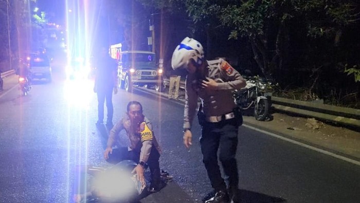 Kapolres Batu AKBP Andi Yudha Pranata menolong pengendara motor yang jadi korban tewas tabrak lari