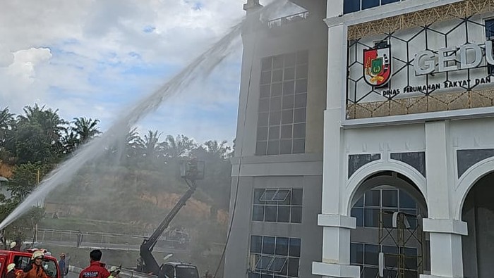 Kebakaran di Komplek Tenayan Pemkot Pekanbaru