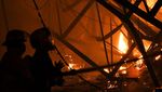 Penampakan Api Lalap Gudang Furnitur di Bekasi